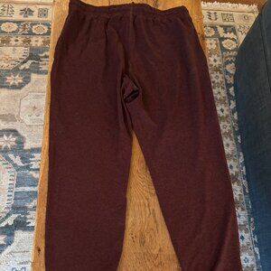 Vuori performance jogger in brick red heather, size M